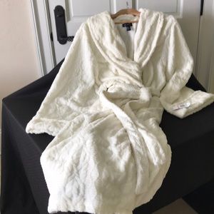 Plush cream colored robe!!  Size 2X.  Never worn.